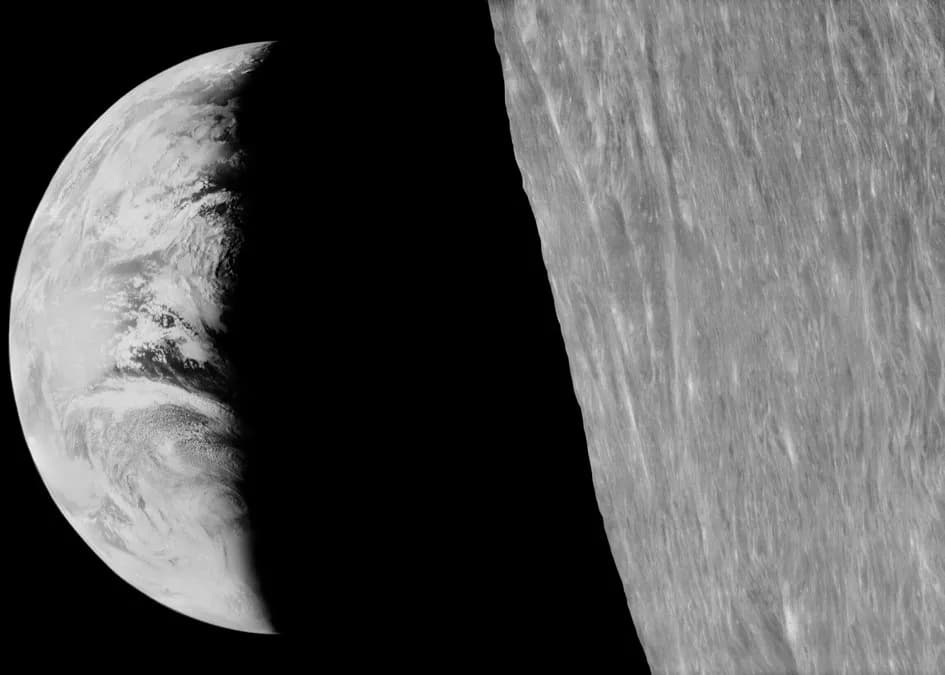 Visualization of the earthrise
